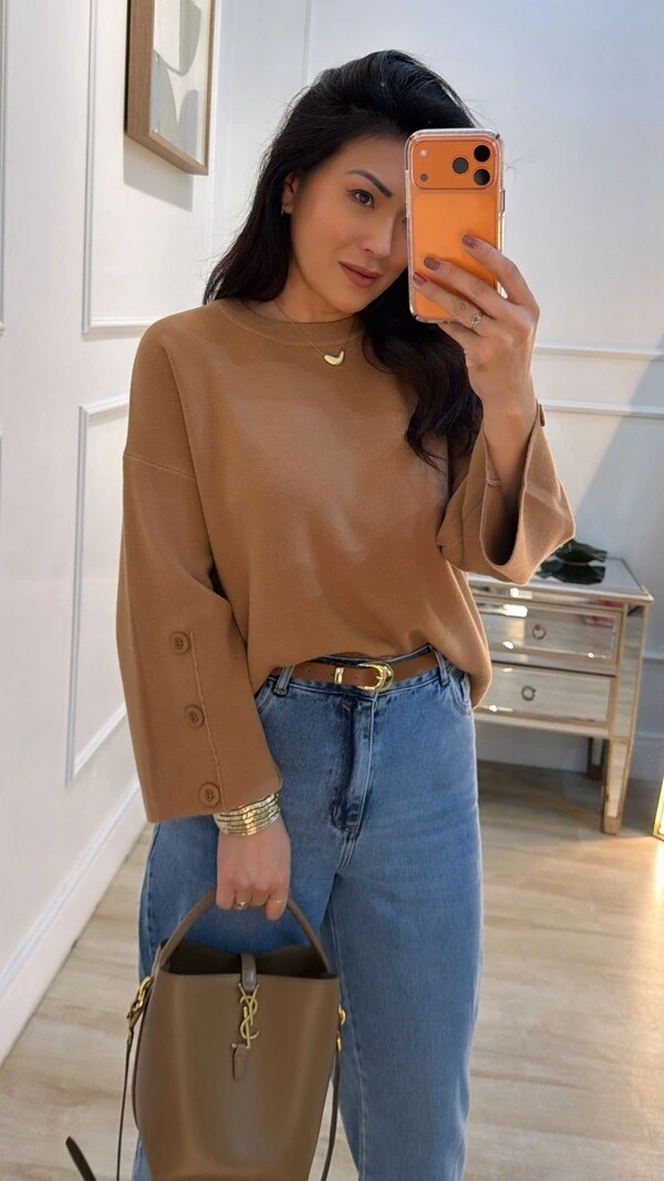 Blusa Tricot Amplo Raissa Nervura E Botões Resinados Nos Punhos