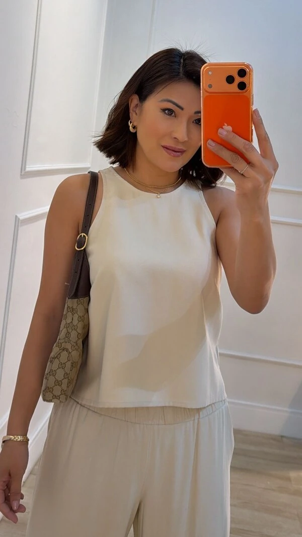 Blusa Regata Cavada Olga Recorte Vazado Posterior Com Botão Forrado