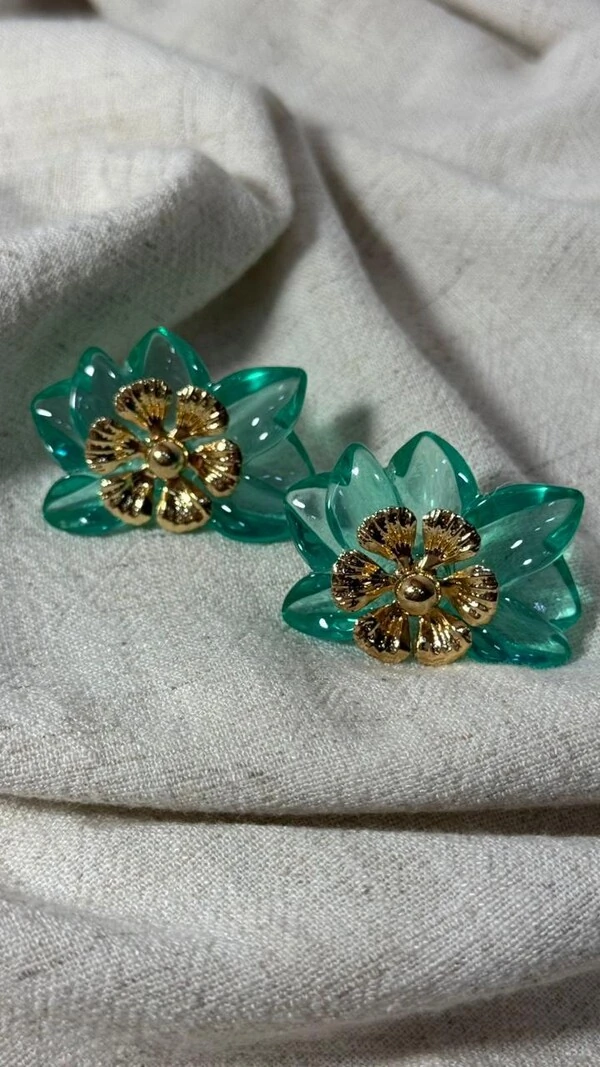 Brinco Flor Dupla Resinada Com Detalhe Dourado