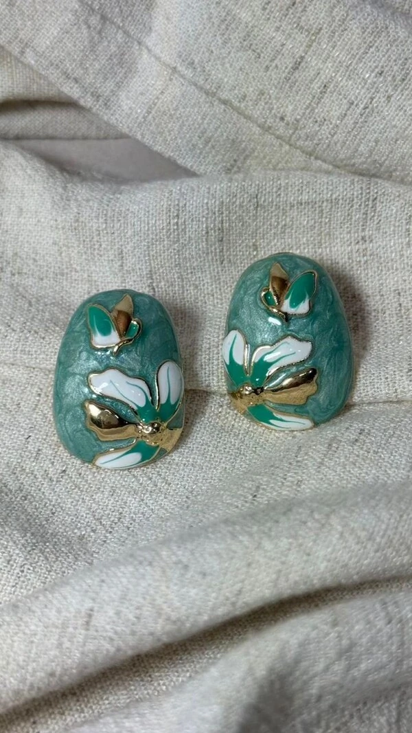 Brinco Oval Dourado Com Detalhe Texturizado De Flor