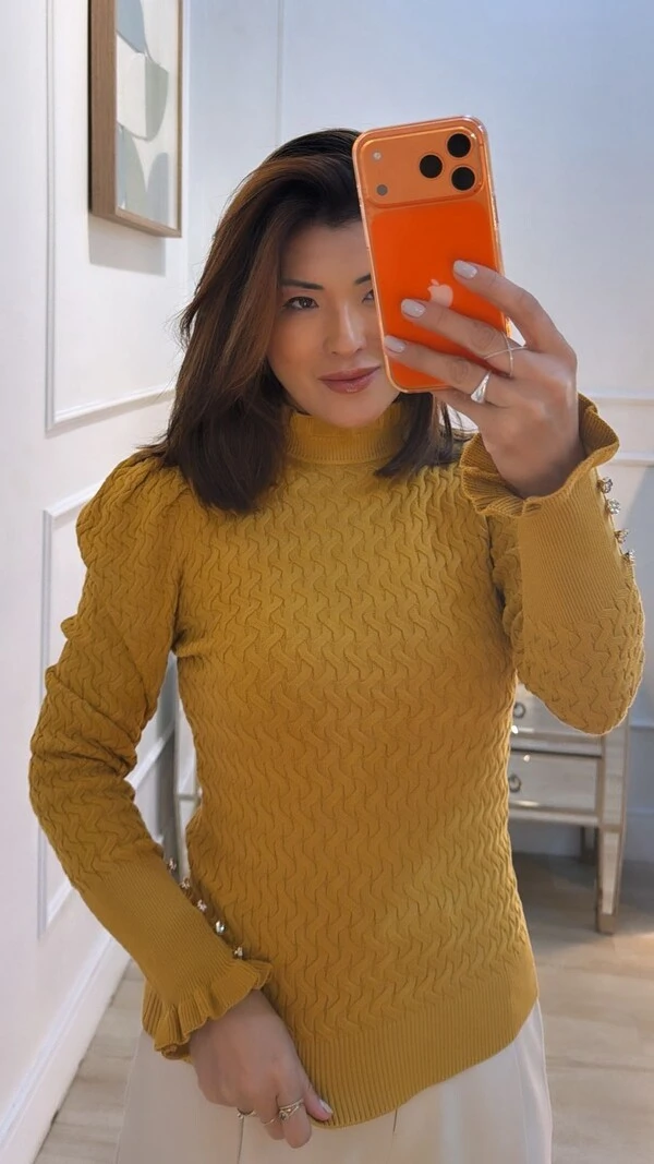 Blusa Tricot Nervuras Entrelaçadas Cindy Botões Nos Punhos