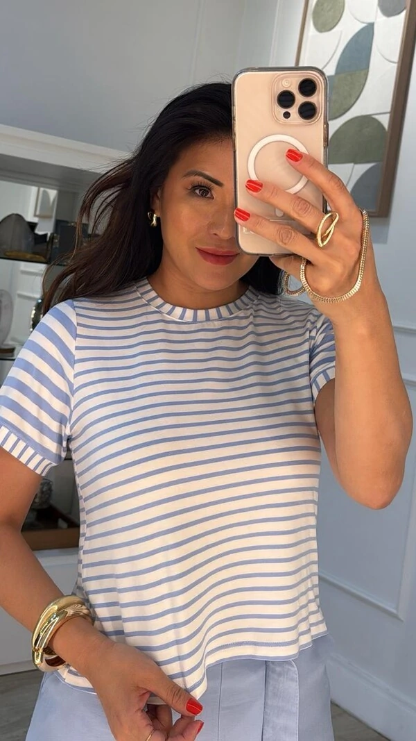 Blusa Listrada Leticia Mangas Curtas Detalhe De Botão Nos Punhos