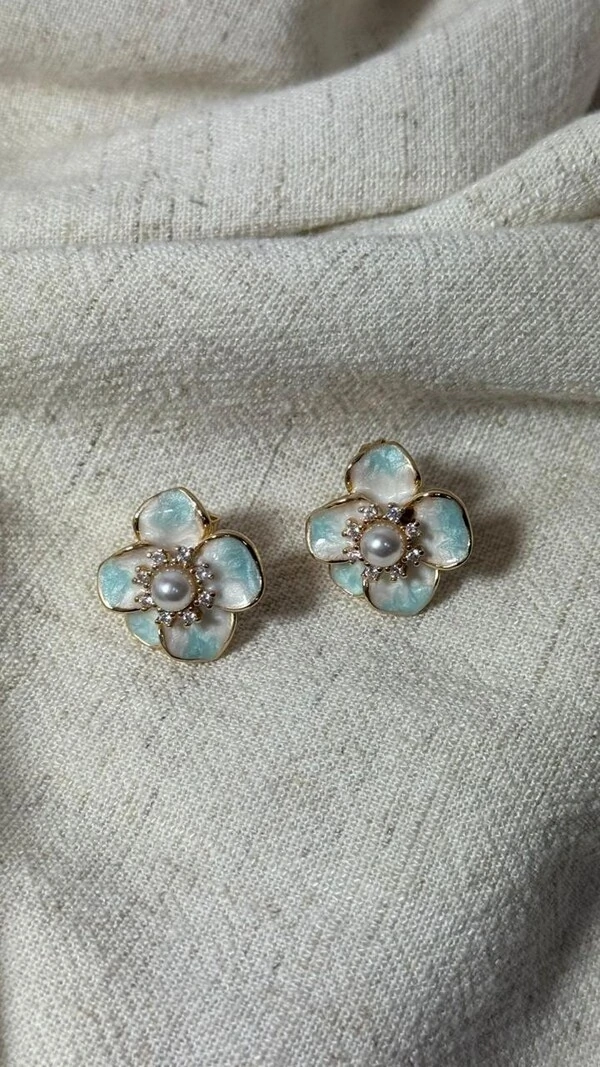 Brinco Flor Pequena Bicolor Miolo De Pérola