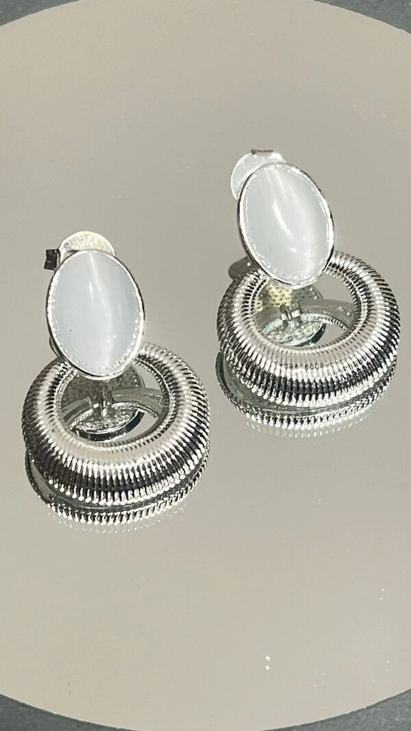 Brinco Oval Com Pedra Lua E Circulo Texturizado