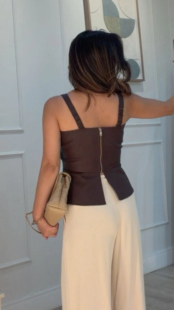 Blusa Peplum Couro Eco Decote Coração Jessie Fenda Posterior