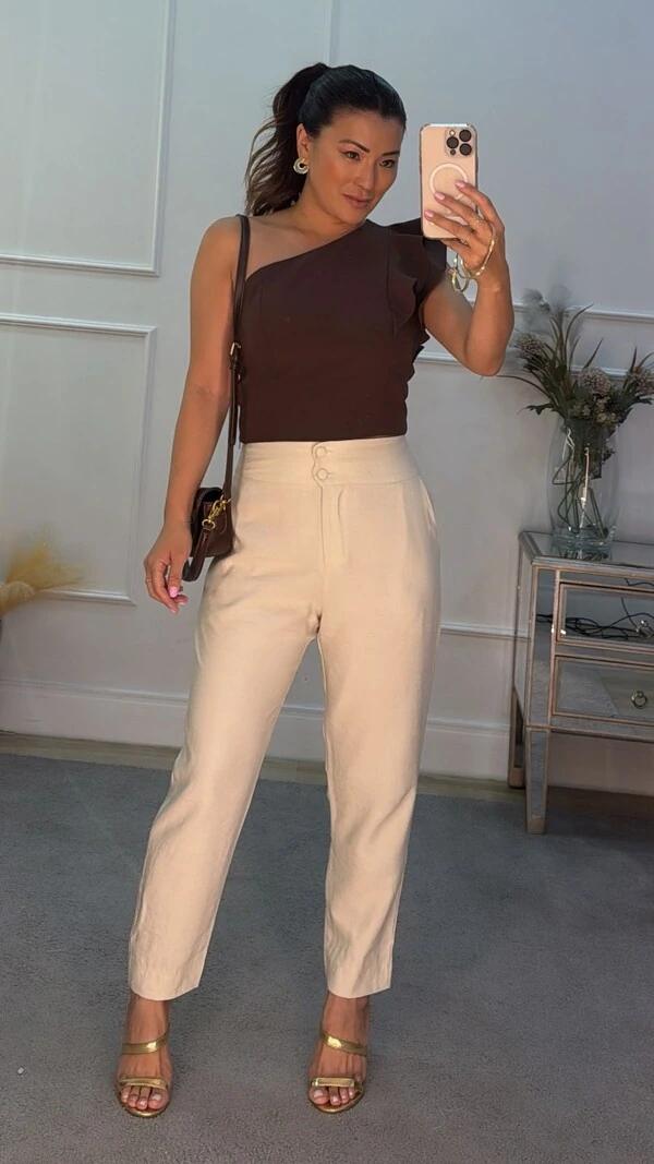 Cropped Alfaiataria Giselle Ombro Único Detalhe De Babado