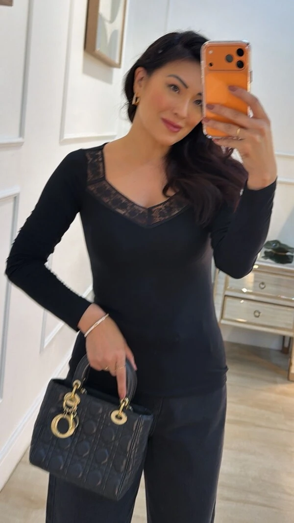 Blusa Malha Aurora Decote V Com Detalhe De Renda