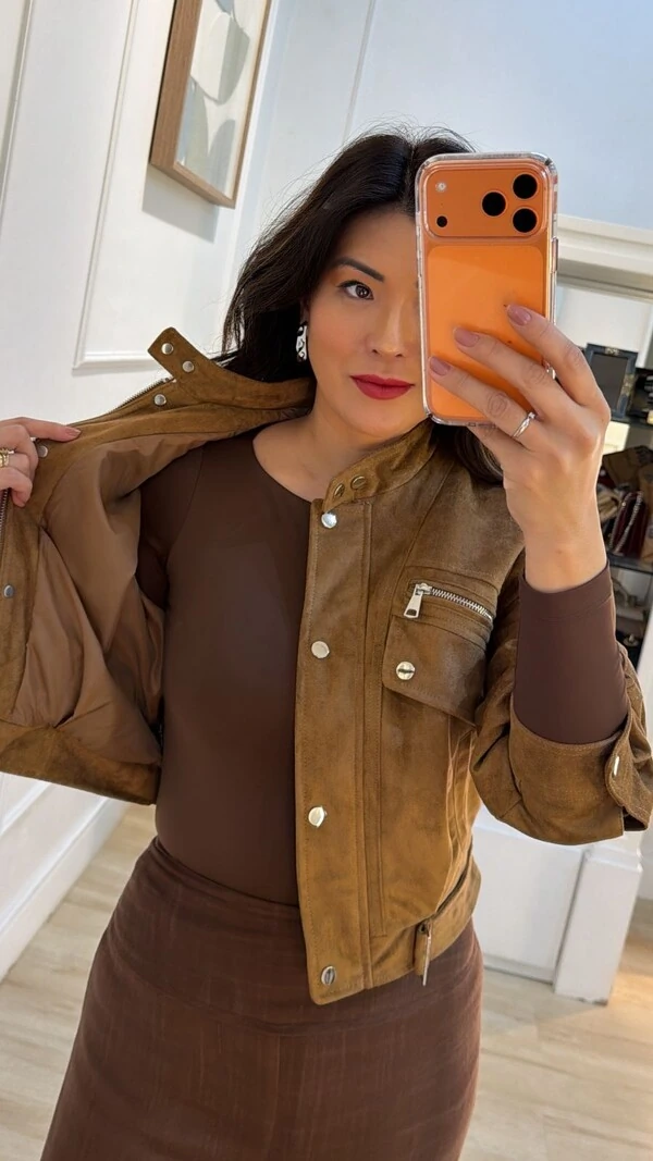 Jaqueta Casaco Curta Suede Maysa Bolsos Fake Com Lapela E Zíper