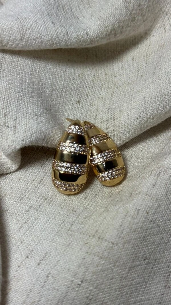 Brinco Gota Médio Com Texturas Cravejadas