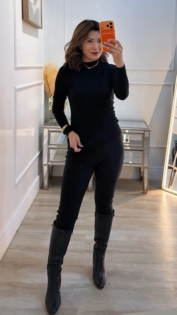 Blusa Tricot Gola Alta Thainá Nervuras Caneladas E Trançados Frontais
