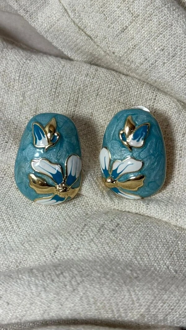 Brinco Oval Dourado Com Detalhe Texturizado De Flor