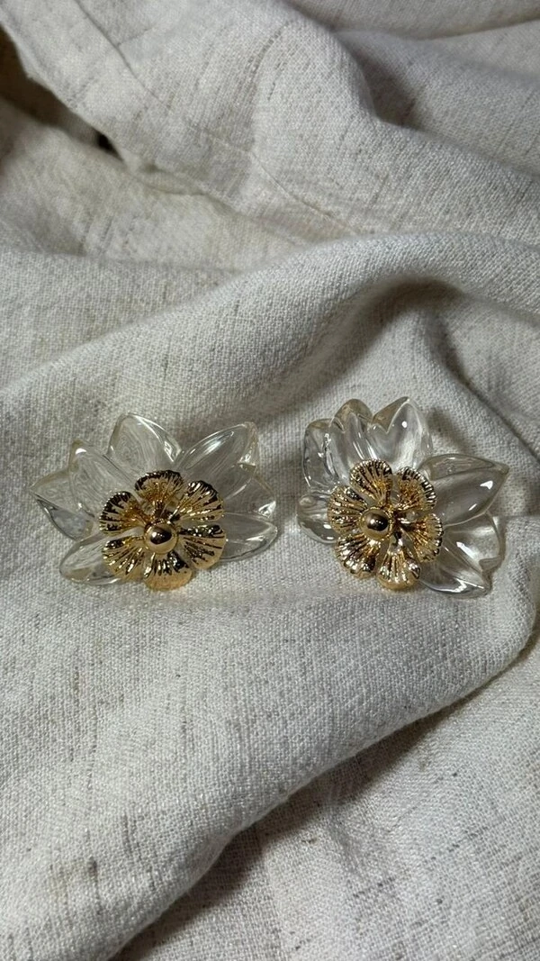 Brinco Flor Dupla Resinada Com Detalhe Dourado