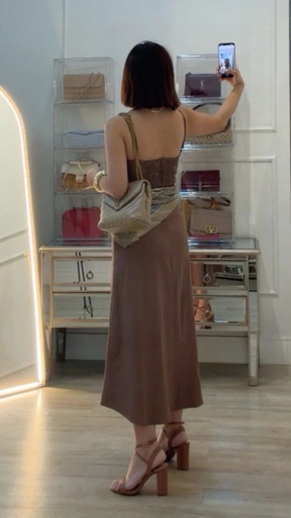 Vestido Midi Evasê Decote V Soraya Bolsos Frontais