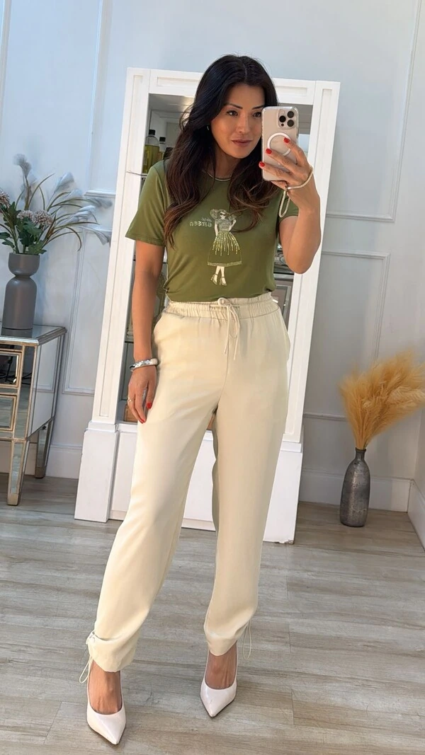 T-Shirt Estampa Mulher Com Chapéu Escrita Dark Green