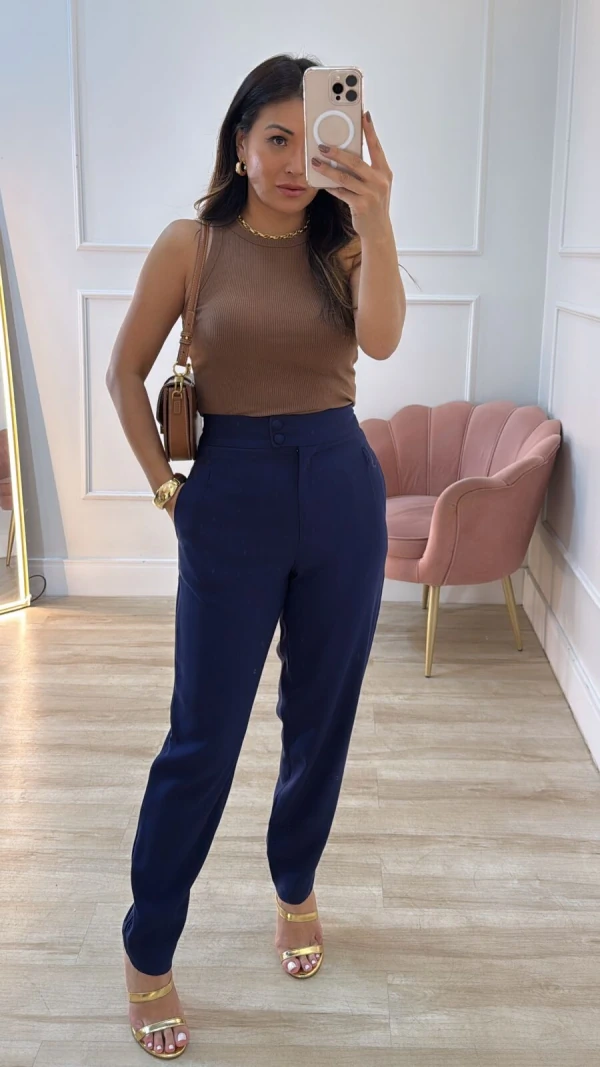 Calça Twill Prega Frontal Suellen Pala Transpassada Botões Forrados