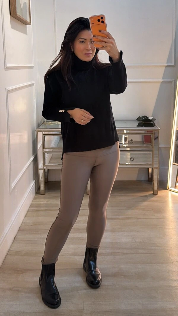 Blusa Ampla Tricot Gola Rolê Maisa Botões Dourados Nos Punhos