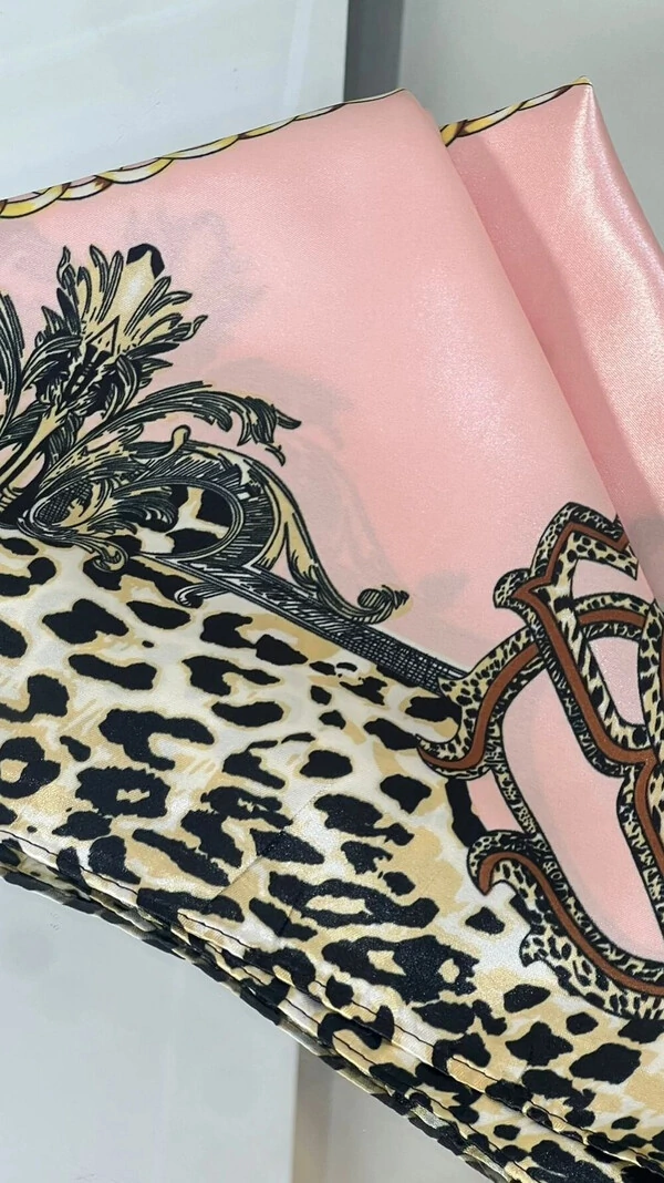 Lenço Acetinado Estampado Detalhe Em Animal Print