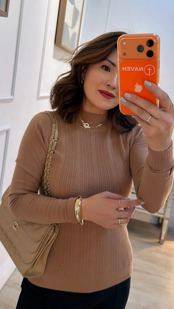 Blusa Tricot Gola Alta Thainá Nervuras Caneladas E Trançados Frontais