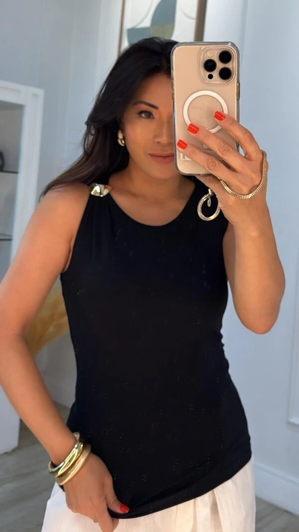 Blusa Regata Malha July Detalhe Fivela Dourada No Ombro