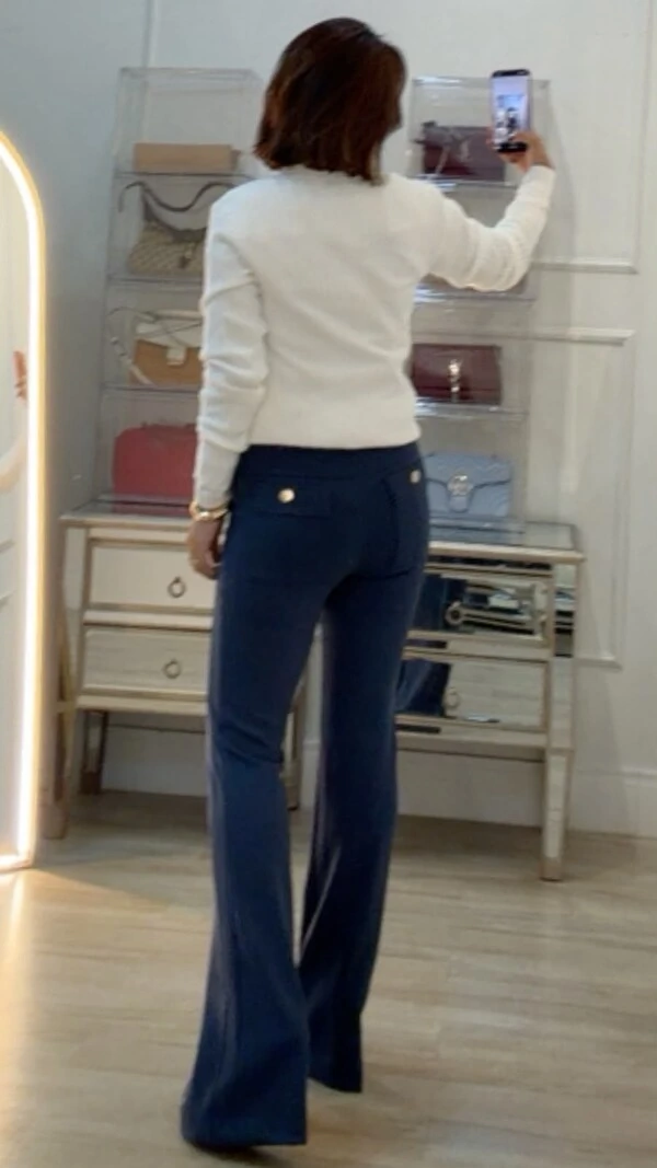 Calça Flare Pala Larga Daniela Bolsos Com Botão Prata
