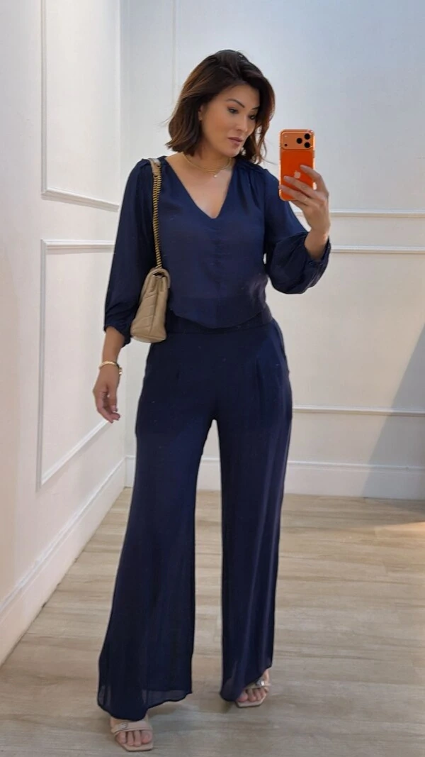 Calça Pantalona Acetinada Jamile Pala Larga Com Recortes