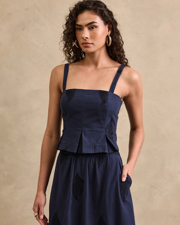 Blusa Cropped Bordada Hannah Pregas No Barrado