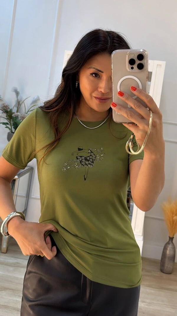 T-Shirt Estampa Bailarina Com Folhagens