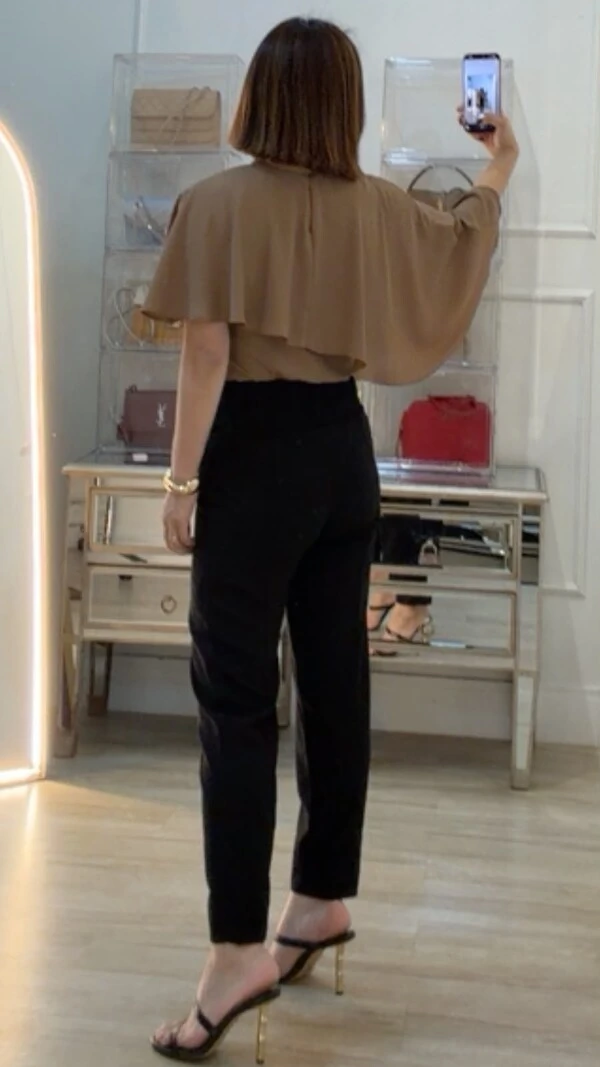 Blusa Crepe Laura Com Sobreposição De Babado Assimétrico