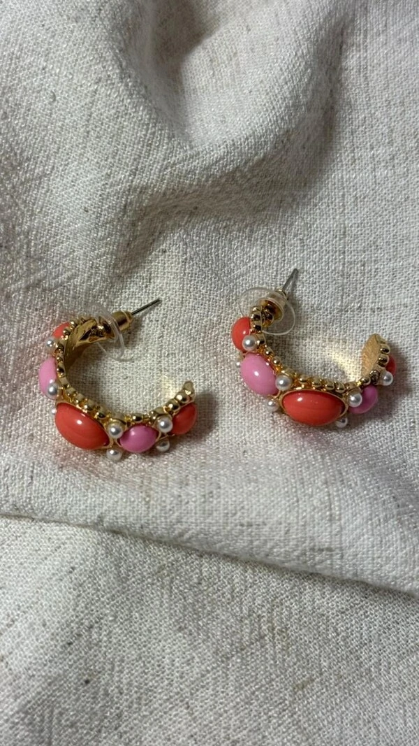 Brinco Argola Média Com Bolotas Resinadas E Mini Pérolas