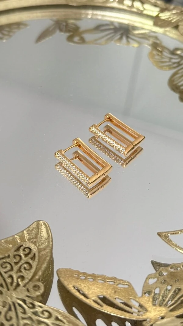 Brinco Médio Retangular Fino Com Strass