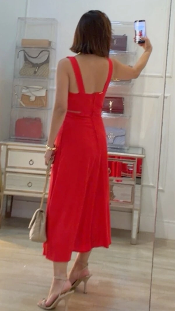 Vestido Midi Decote V Victoria Recorte Vazado Lateral