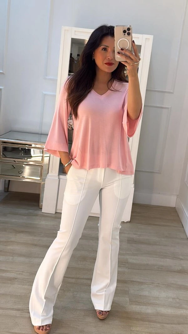 Calça Reta Nervura Frontal Jessica Bolsos Posteriores Com Botões Prata