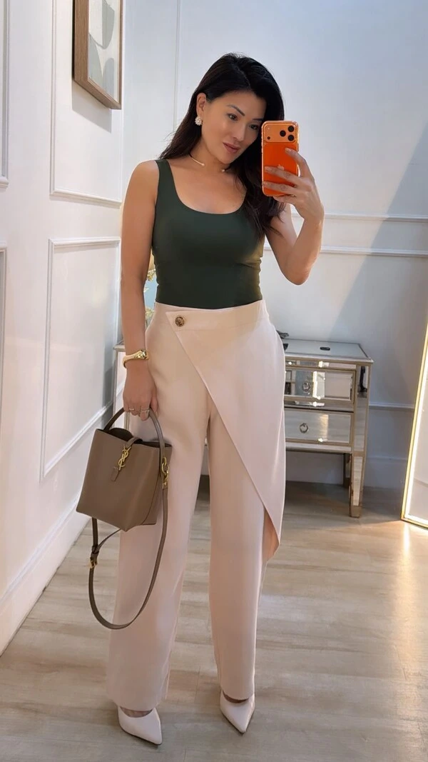 Calça Twill Sophia Detalhe De Sobreposição Transpassada Com Botão Resinado