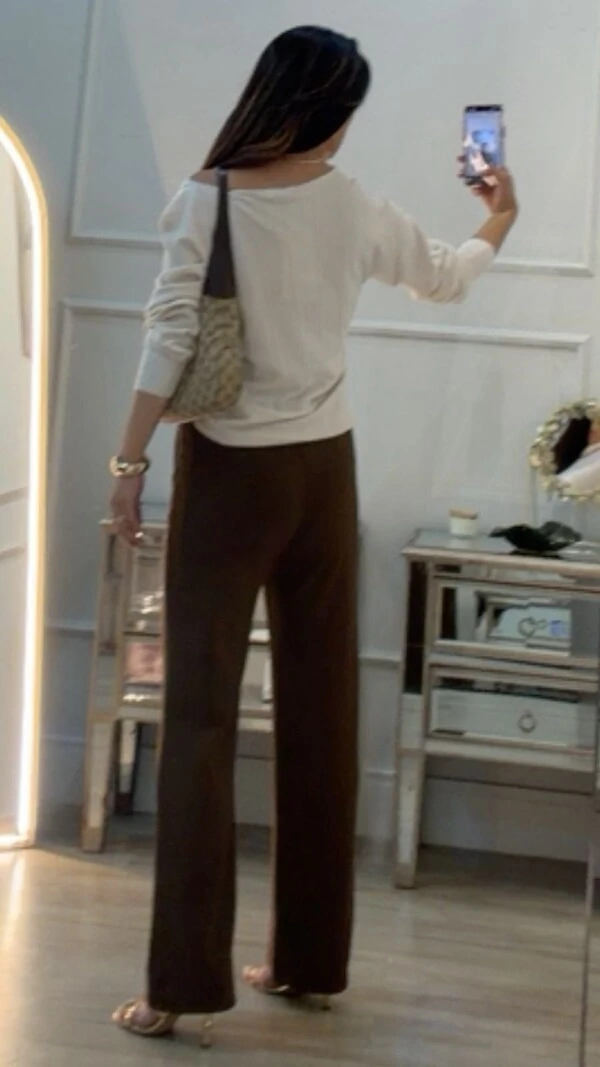 Calça Reta Texturizada Lucy Detalhe Na Pala Dourado Com Strass