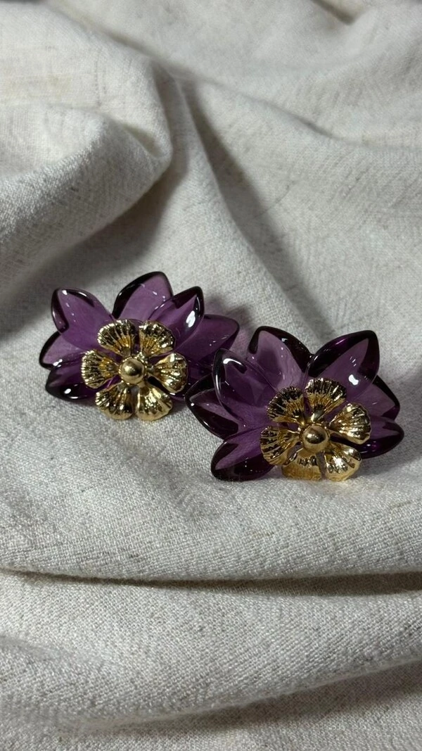 Brinco Flor Dupla Resinada Com Detalhe Dourado