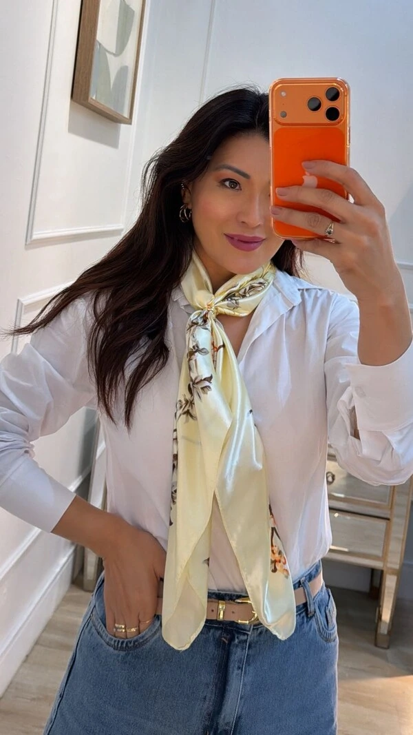 Lenço Acetinado Com Flores E Folhagens