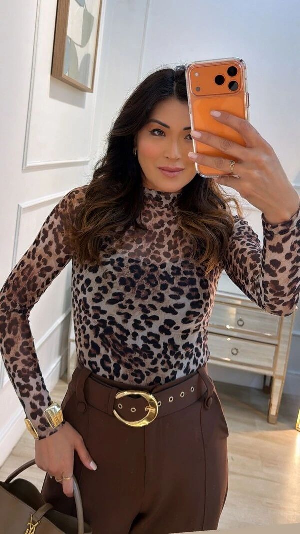 Blusa Tule Bia Manga Longa Gola Alta Animal Print