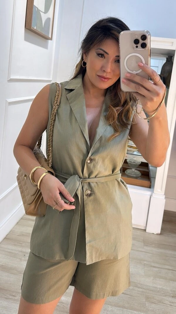 Shorts Linho Pregas Frontais Sayuri Botão Marmorizado