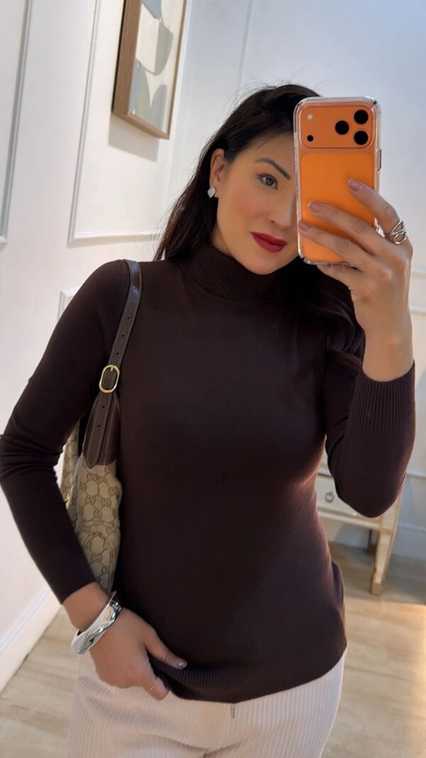 Blusa Gola Rolê Alice Detalhes Canelados