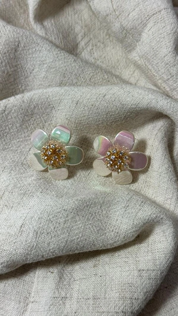 Brinco Flor Média Madrepérola Com Strass