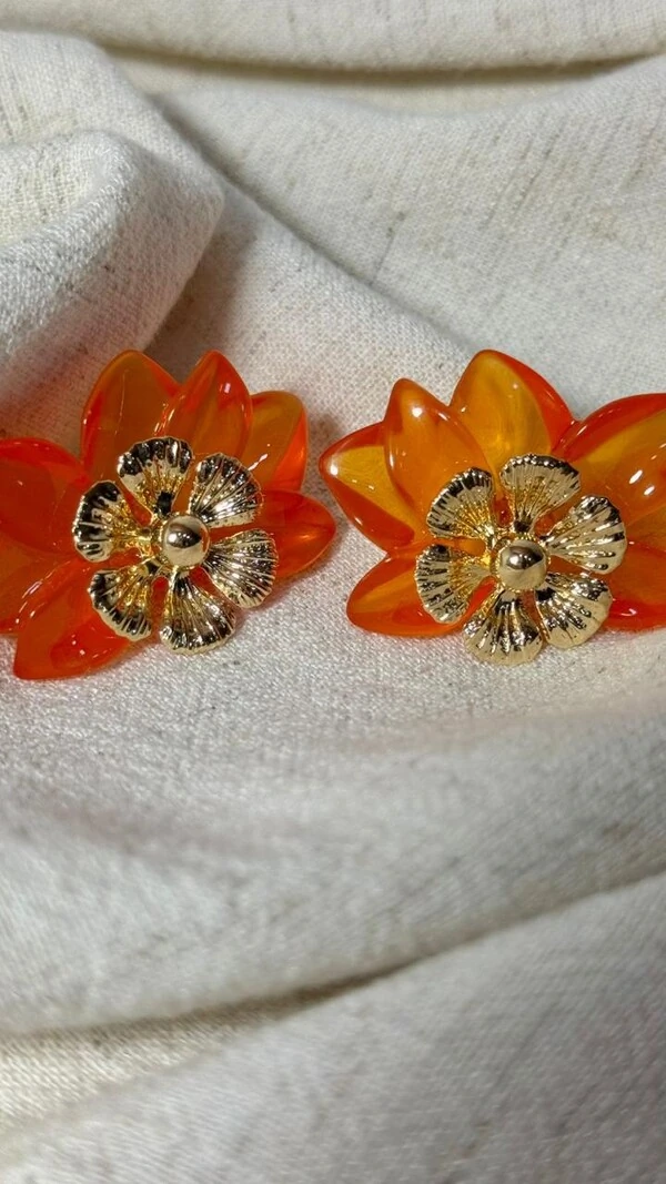 Brinco Flor Dupla Resinada Com Detalhe Dourado