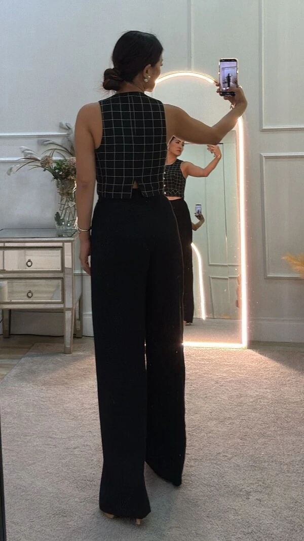 Calça Pantalona Carmen Com Botão Prata Texturizado
