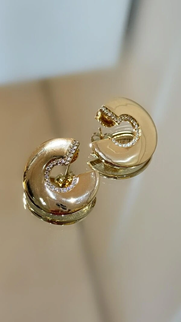Brinco Meio Circulo Vazado Com Detalhe Em Strass