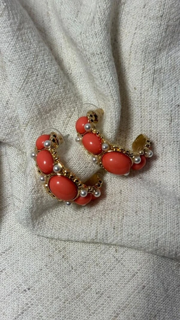 Brinco Argola Média Com Bolotas Resinadas E Mini Pérolas