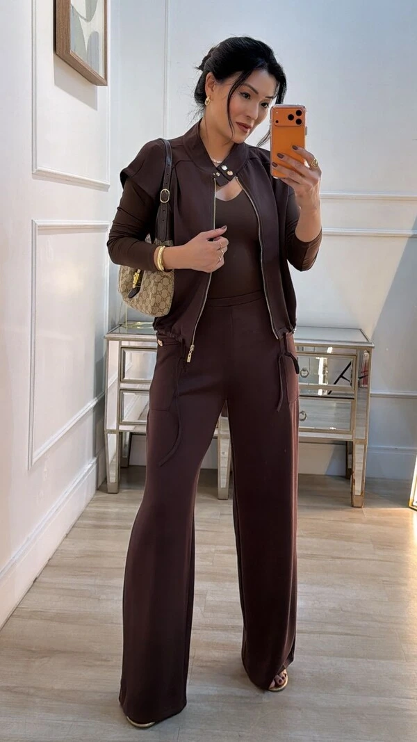 Calça Pantalona Gabriela Bolsos Laterais Detalhe Botão Dourado