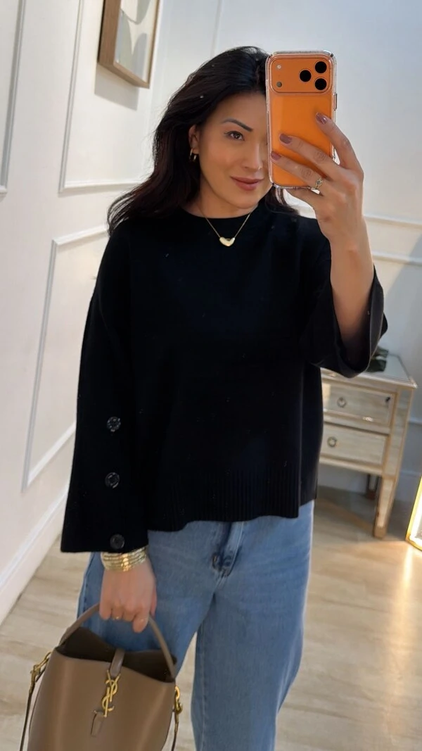 Blusa Tricot Amplo Raissa Nervura E Botões Resinados Nos Punhos