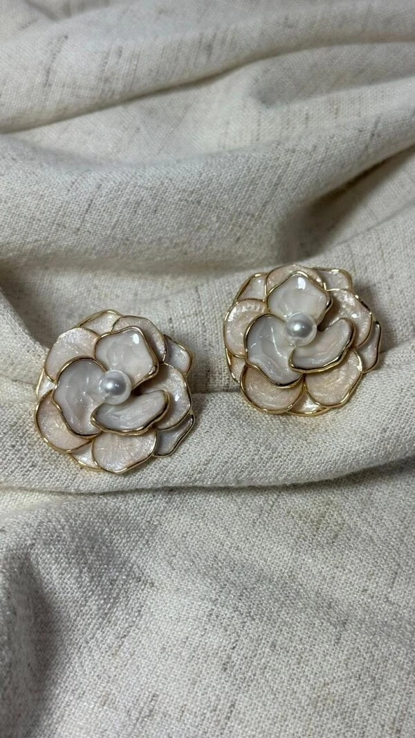 Brinco Médio Flor Resinada Com Miolo Pérola