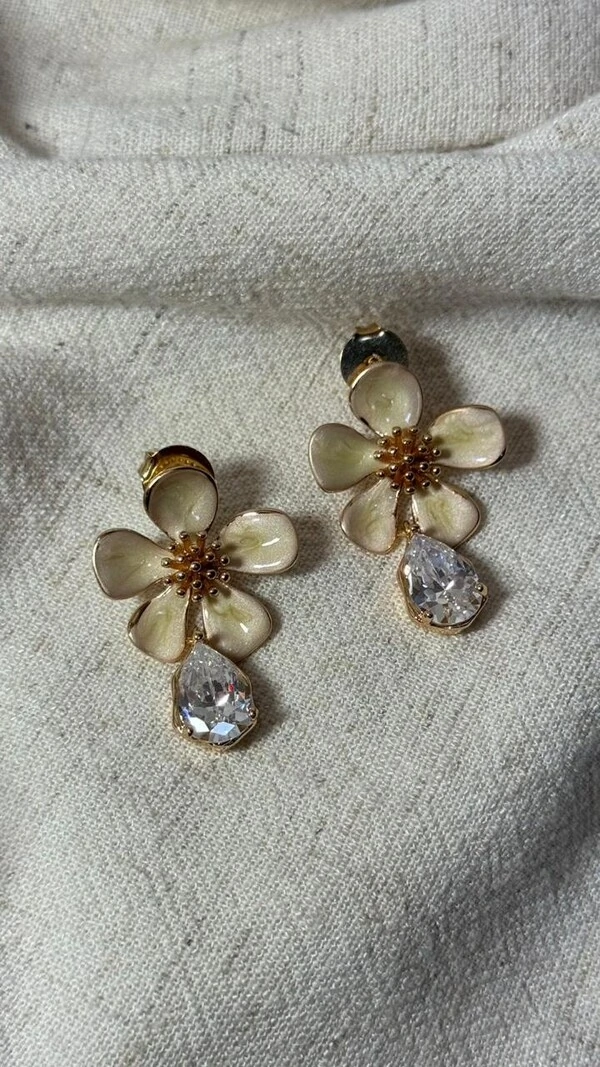 Brinco Médio Flor Com Pingente Em Gota