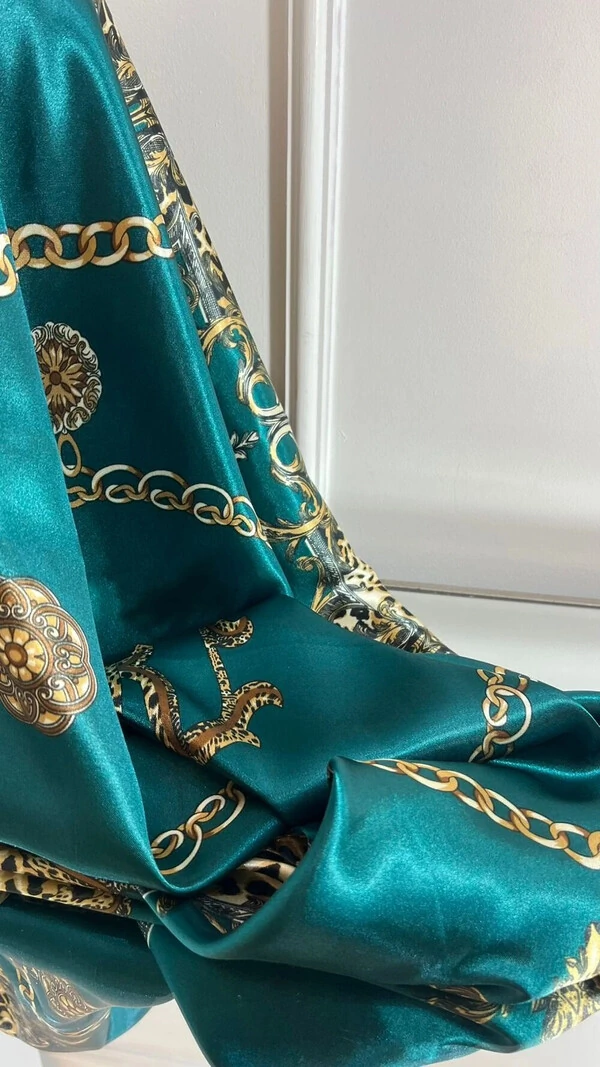 Lenço Acetinado Estampado Detalhe Em Animal Print