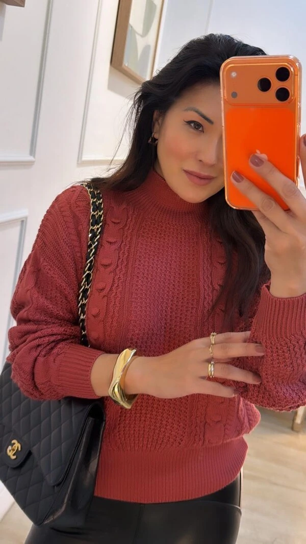 Blusa Tricot Gola Alta Michelly Detalhe De Pompons E Nervuras Em Losangos